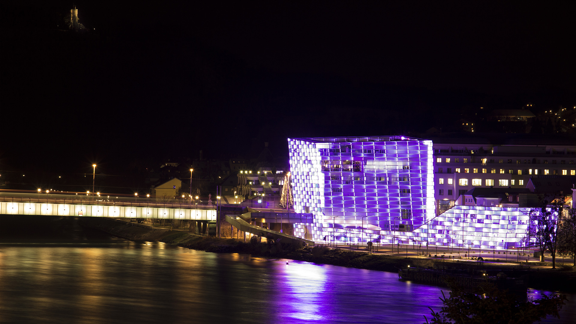 Ars Electronica Center @ night (15 sec. Exposure Time).